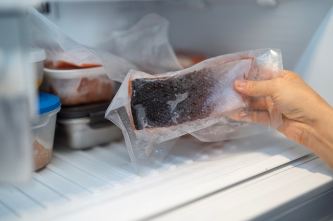 Un estudio del IDAEA-CSIC demuestra que envases alimentarios comunes pueden transferir ftalatos, bisfenoles y otros aditivos plásticos al pescado conservado en nevera o congelador.