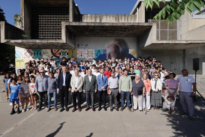 Jesús Julio Carnero entrega el Premio Espíritu Valverde a Miguel Delibes de Castro en un acto de reconocimiento ambiental y educativo.