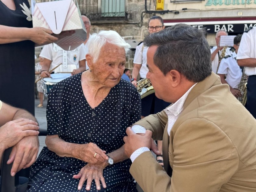 sabel Pedreira Muñoz, vecina de Navaluenga nacida en 1921, celebra sus 105 años rodeada de familiares, amigos y música.