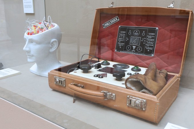 El MUVa inaugura el tercer acto de «Cabeza: Sentidos y Sentimientos», que reúne arte de pacientes y piezas del Museo Anatómico.