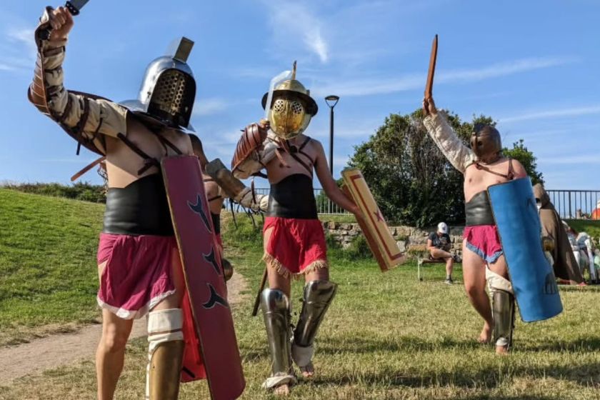 La Villa Romana La Olmeda celebra su 58.º aniversario con visitas gratuitas, talleres, gladiadores, cocina romana y teatro clásico.
