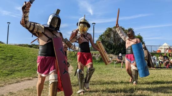 La Villa Romana La Olmeda celebra su 58.º aniversario con visitas gratuitas, talleres, gladiadores, cocina romana y teatro clásico.