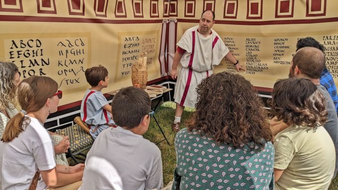 La Villa Romana La Olmeda celebra su 58.º aniversario con visitas gratuitas, talleres, gladiadores, cocina romana y teatro clásico.
