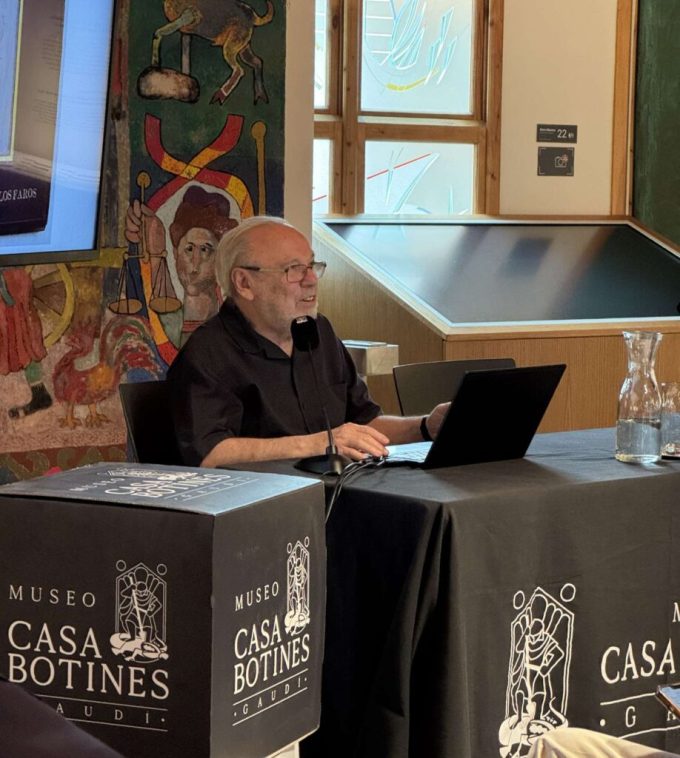Carlos Varela y Luis Gueilburt, comisarios de ‘Gaudí y la Ciudad Moderna’, explicarán este miércoles las claves de la exposición temporal de Casa Botines.