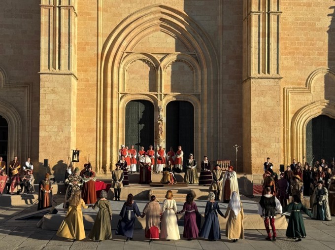 Proclamación Isabel la Católica Segovia, Isabel I de Castilla, Amapola Arribas, Segovia 1474, qué hacer en Segovia, cultura Segovia, Real Alcázar de Segovia, Cena con la Reina, Palacio Episcopal Segovia, mercado medieval Segovia, Fernando Cayo, Abraham Seneor, IE University Segovia, planes Castilla y León, octubre 2026