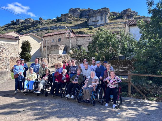 Treinta residentes, familiares y voluntarios recorren Villaescusa y Valoria de Aguilar dentro del programa Nuestros Mayores Viajeros.