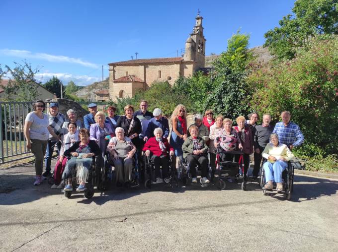 Treinta residentes, familiares y voluntarios recorren Villaescusa y Valoria de Aguilar dentro del programa Nuestros Mayores Viajeros.