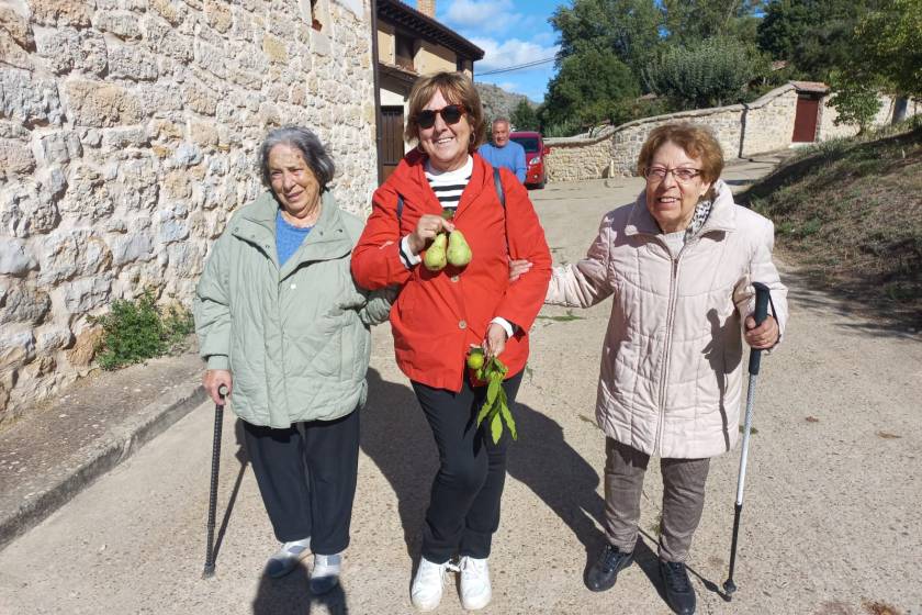 Treinta residentes, familiares y voluntarios recorren Villaescusa y Valoria de Aguilar dentro del programa Nuestros Mayores Viajeros.