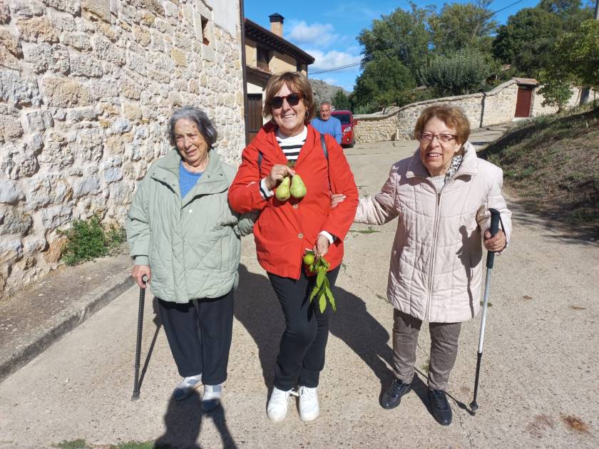 Treinta residentes, familiares y voluntarios recorren Villaescusa y Valoria de Aguilar dentro del programa Nuestros Mayores Viajeros.