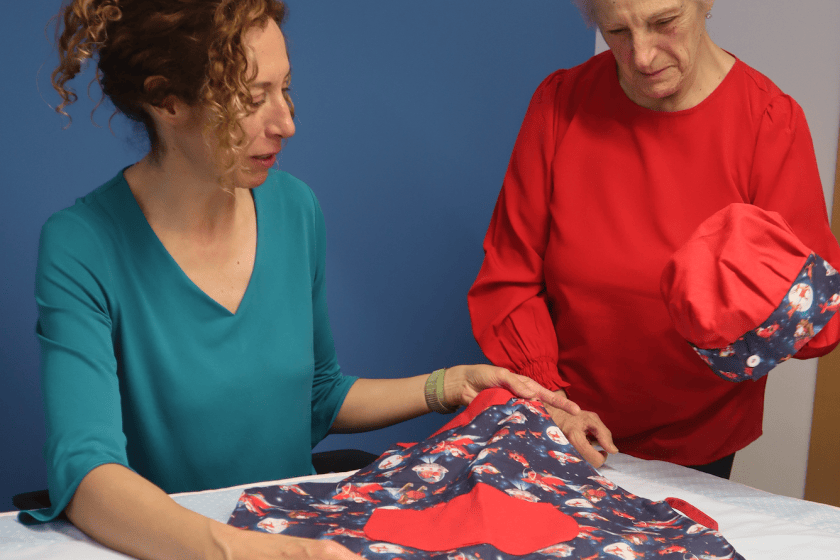 Maricarmen y Ana muestran uno de los trabajo preparados para la campaña de Navidad..E D